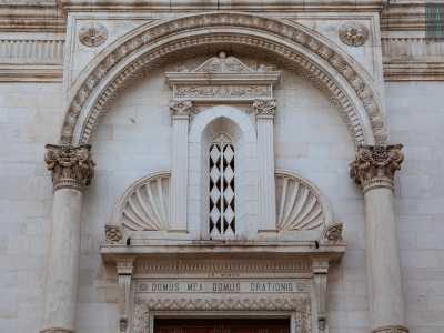 ... e la losanga che insiste sul portale principale